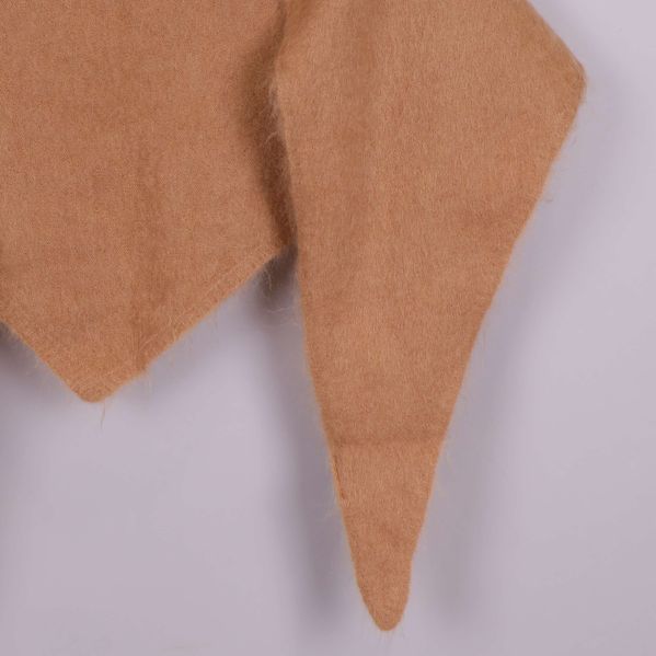 Detalj av spets på beige fluffig sjal