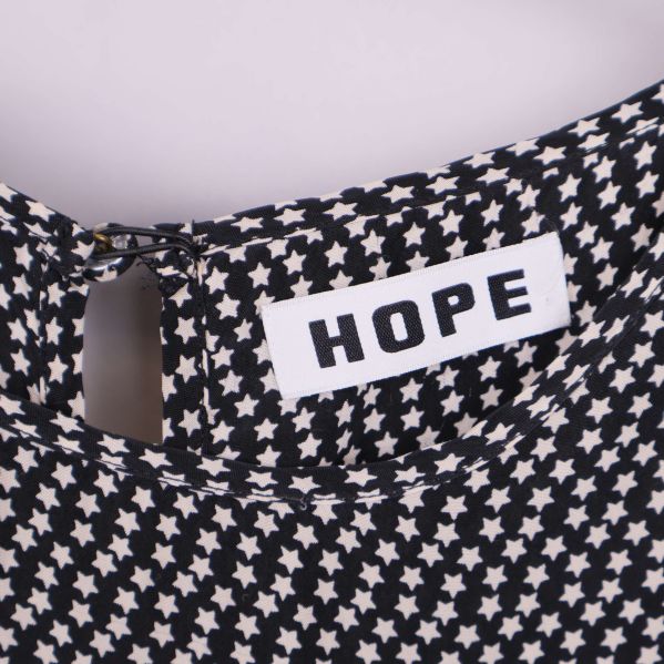 Närbild på HOPE-logga och stjärnmönstret