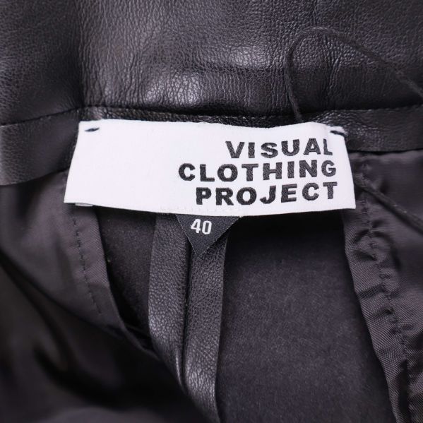 Närbild på etikett med märket Visual Clothing Project och storlek 40