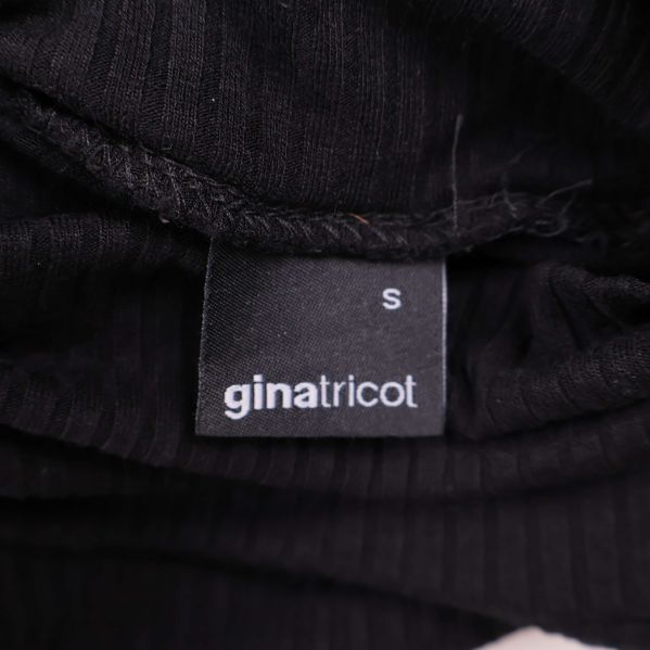 Närbild på gina tricot-etikett och storlek s