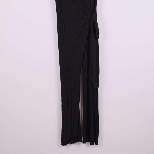 Nedre del av svart jumpsuit med vida ben och ribbad yta