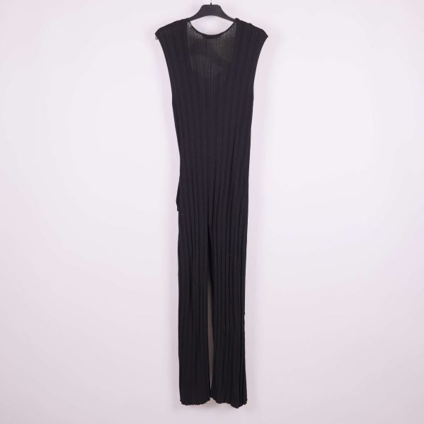 Baksida av svart ribbad jumpsuit utan ärmar på galge