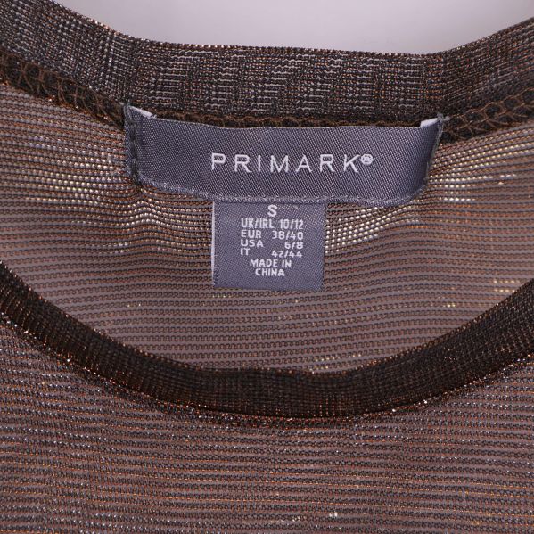 Närbild etikett från Primark i halsringning