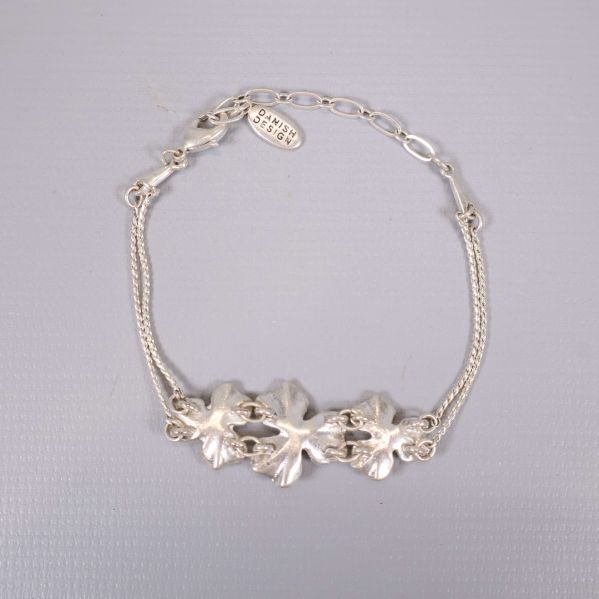 Baksidan av armbandet med blommornas form