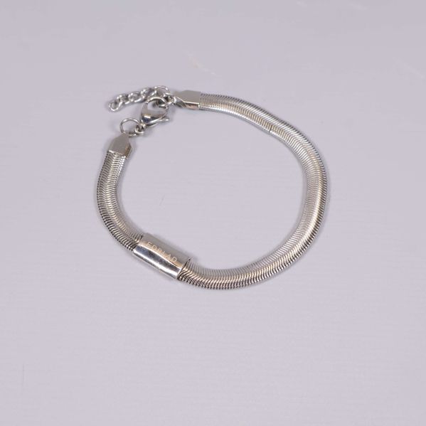 Elegant armband i metall med karbinhake