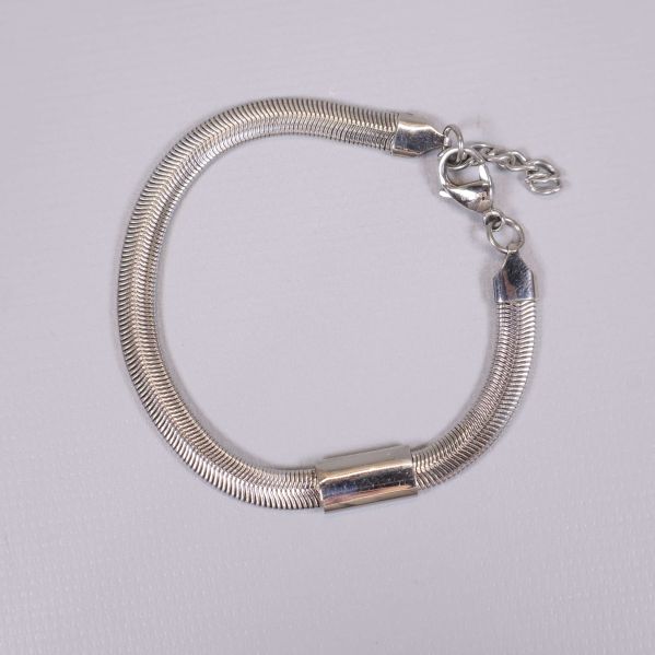 Armbandet visat från baksidan med slät kedja