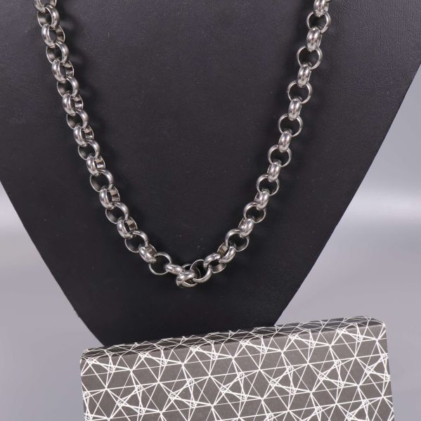 Närbild på rundlänkat halsband i blank metallfinish