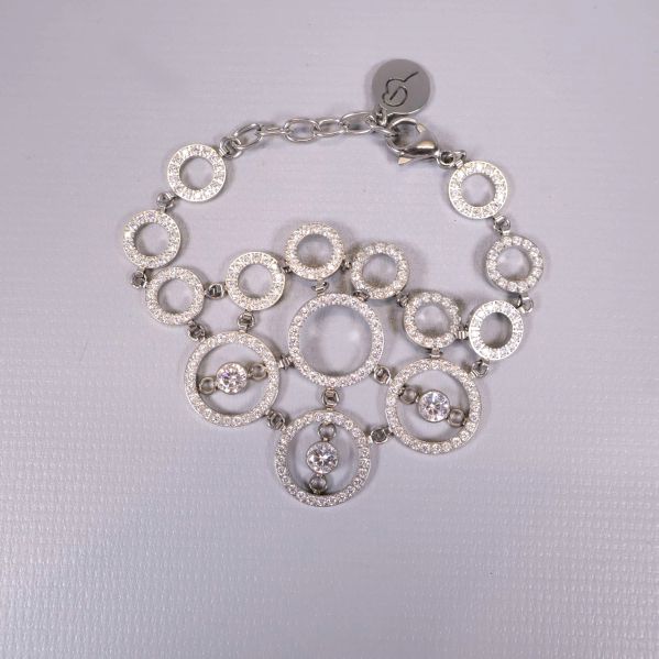 Cirkelformat armband med stenar i närbild