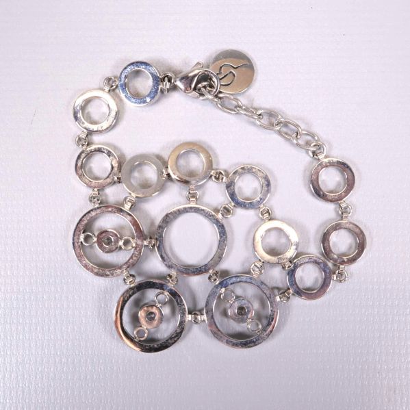 Baksidan av ett armband med släta silvercirklar