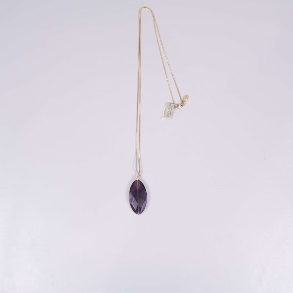 Guldfärgat halsband med oval lila stenberlock