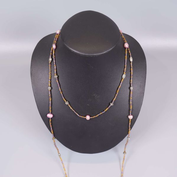 Halsband med glaspärlor i brunt, gult och rosa detaljnära