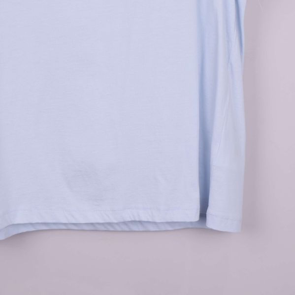 Närbild på nedre delen av t-shirtens framsida