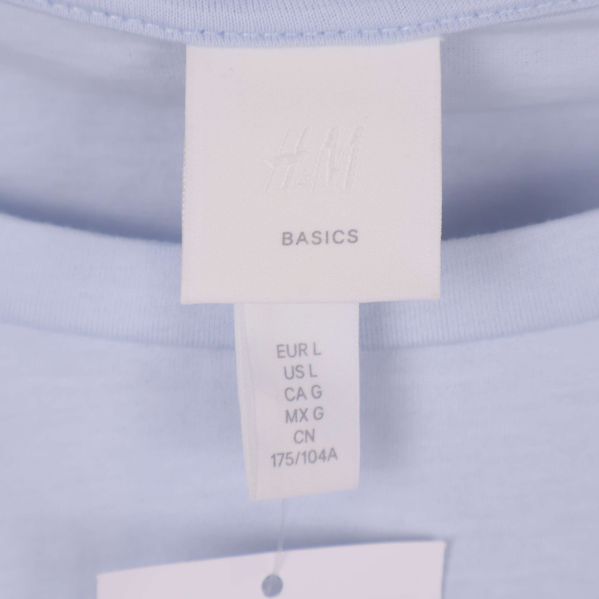 Närbild på H&M Basics etikett och storleksinfo L