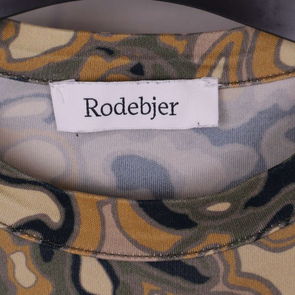 Närbild på Rodebjer etikett vid halsringningen