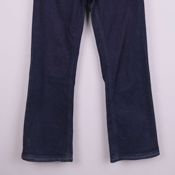 Närbild av benslut på mörkblå jeans