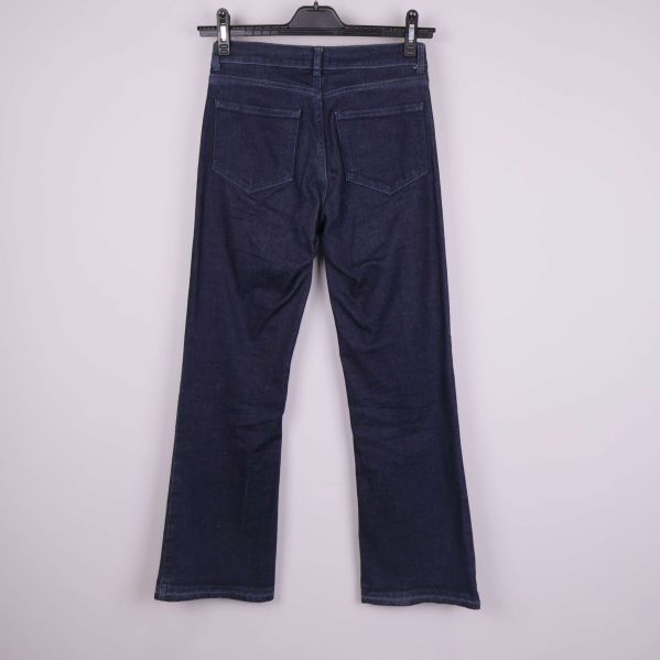 Baksida av mörkblå raka jeans på galge