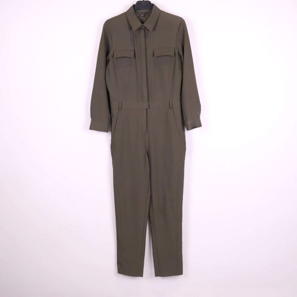 Olivgrön jumpsuit med krage och långa ärmar framifrån