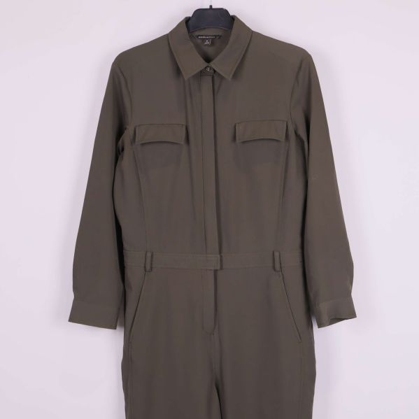 Närbild på bröstfickor och överdel av jumpsuit