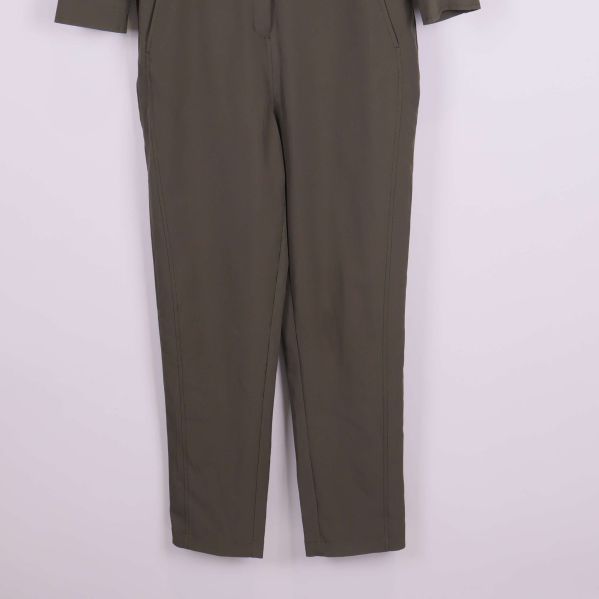 Närbild på byxbenens nedre del av jumpsuiten