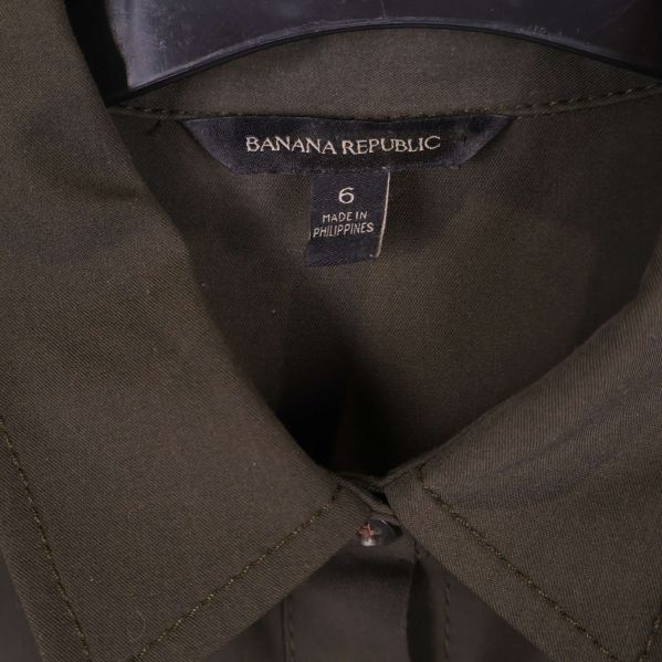 Närbild på etikett med Banana Republic och storlek 6