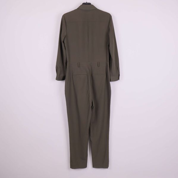 Jumpsuit bakifrån med raka ben och enkel design