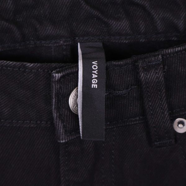 Etikett inuti jeansen med texten Voyage