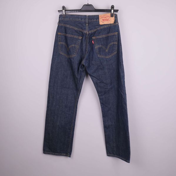 Baksida av jeans med tydliga kontrastsömmar och klassisk lapp