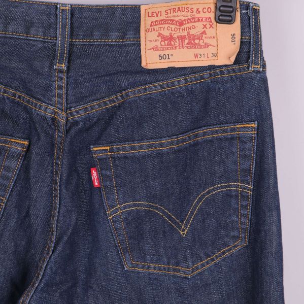 Närbild på bakficka och Levi's läderlapp på jeans