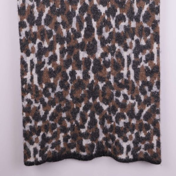 Närbild på nederkanten av leopardmönstrad kjol