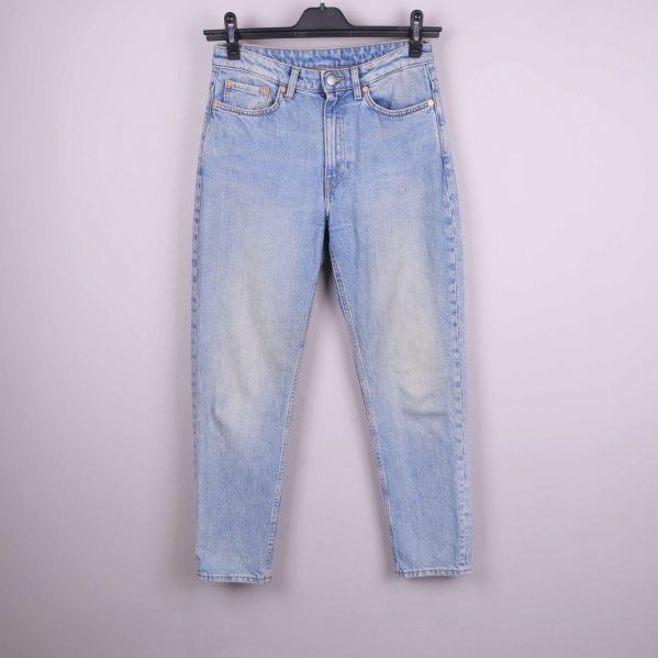 Jeans framsida med ljusblå tvätt och raka ben
