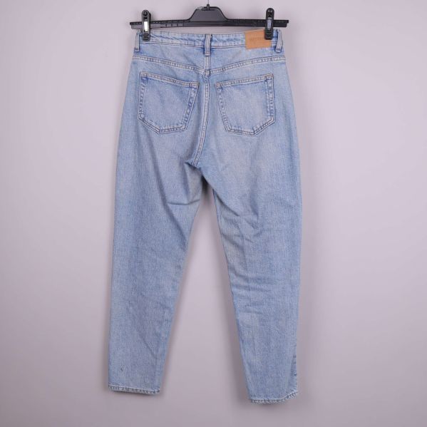 Jeans baksida med två bakfickor och läderpatch