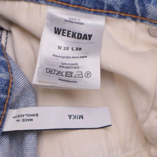 Inneretikett visar storlek, material och varumärke Weekday