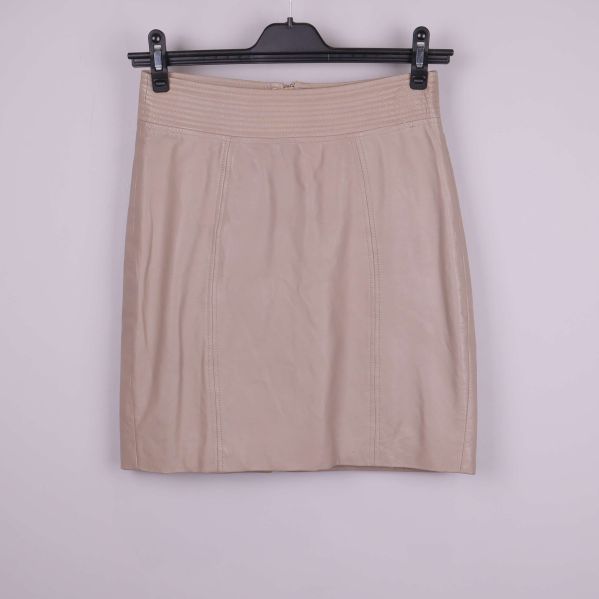 Beige läderkjol framifrån, längd över knät