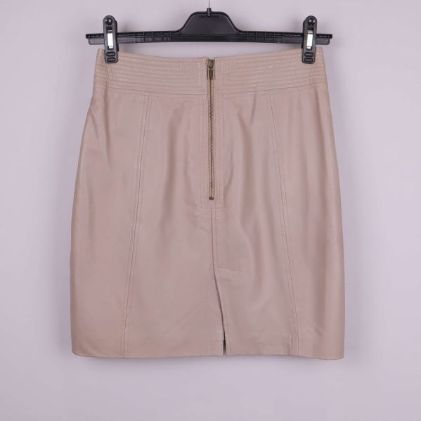 Beige läderkjol bakifrån med dragkedja mitt bak