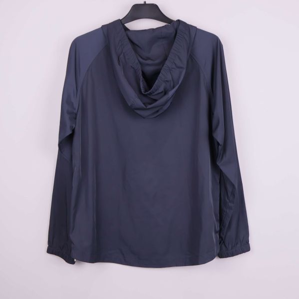 Baksida på mörkblå vindjacka med huva