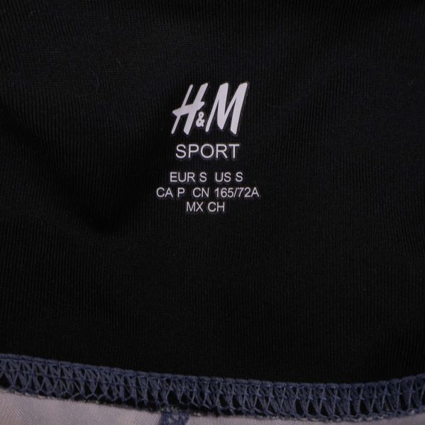 Närbild av H&M Sport-tryck på insidan av tightsen