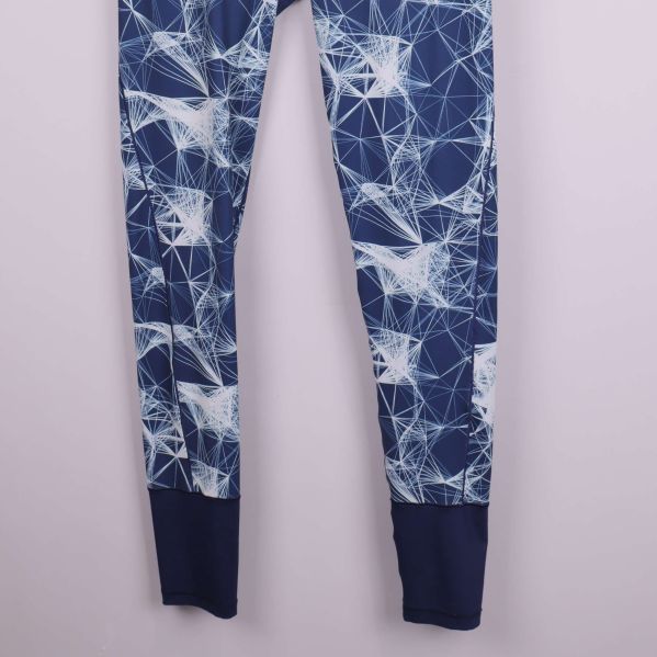 Närbild av benslut på tights med blå mudd