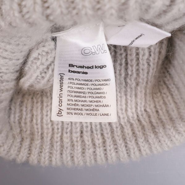 Materiallapp på insidan av mössan med materialinfo