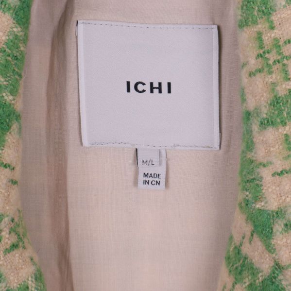 Närbild på ICHI-märkesetikett och storlek M/L
