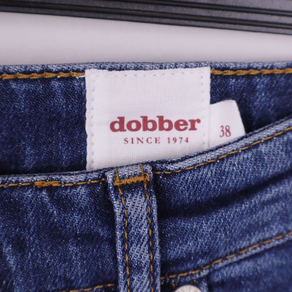Etikett med Dobber-varumärke och storlek 38 på kjolen
