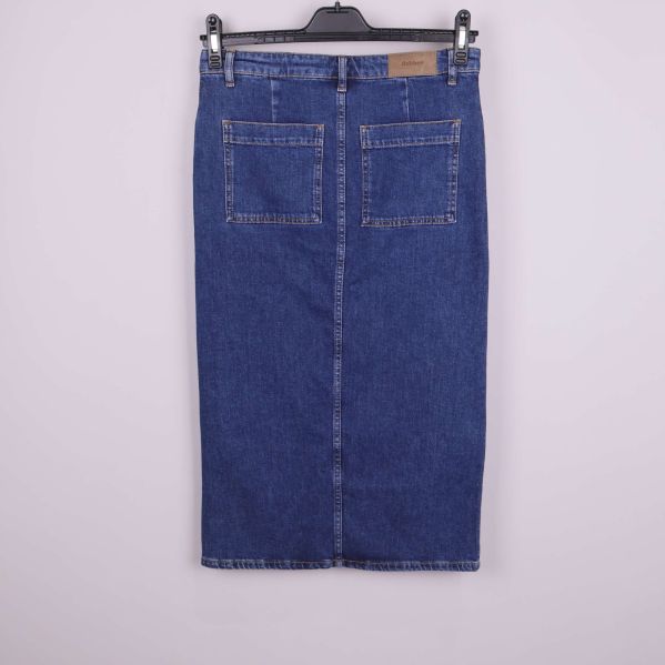 Baksida av denimkjol med två stora bakfickor
