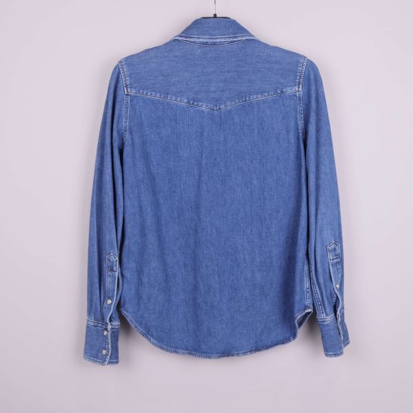Baksida av jeansskjorta i blå denim med yoke-detalj