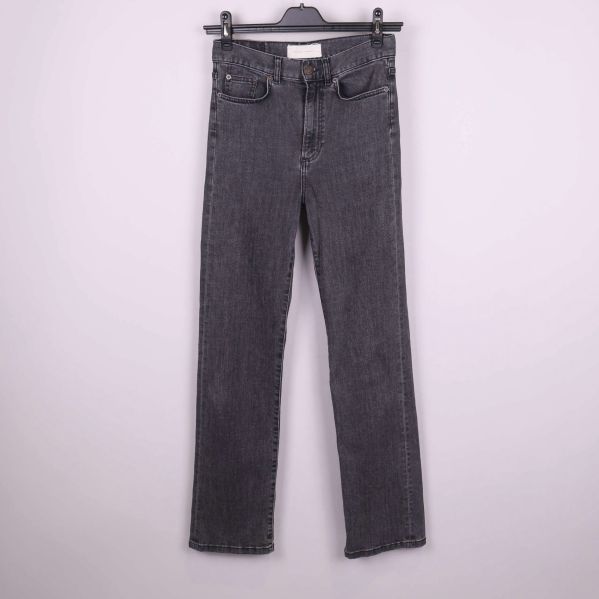 Framsida av raka svarta jeans på galge