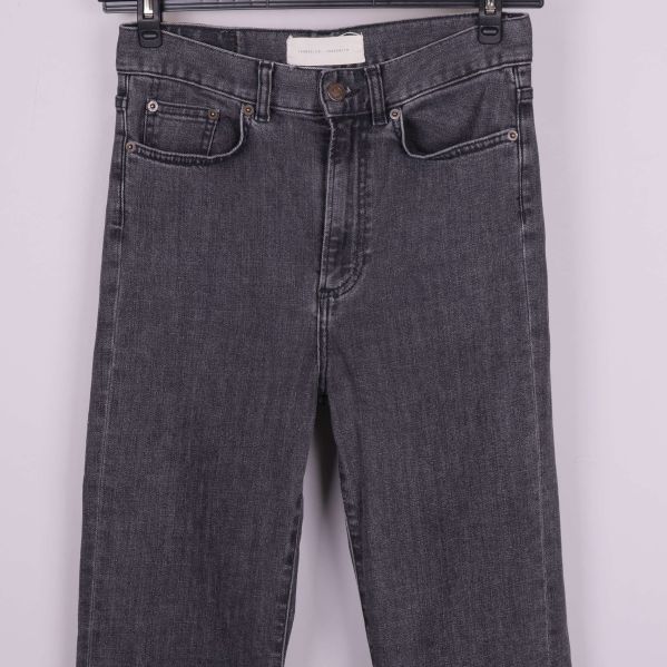 Lår och benslut på svarta raka jeans