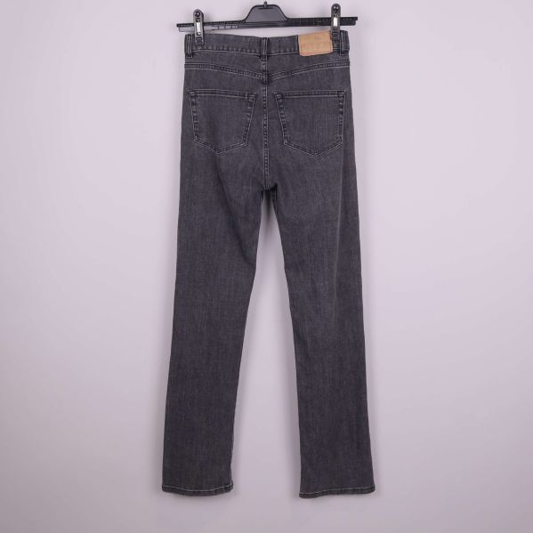 Baksida av raka svarta jeans med fickor