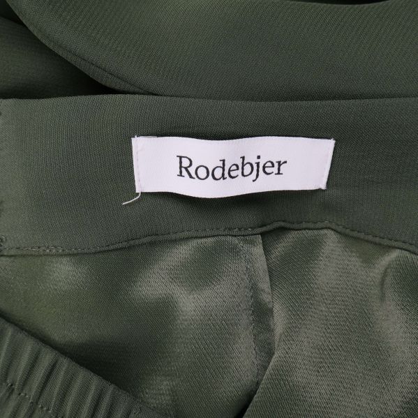 Närbild på Rodebjer-logotyp i byxans midja