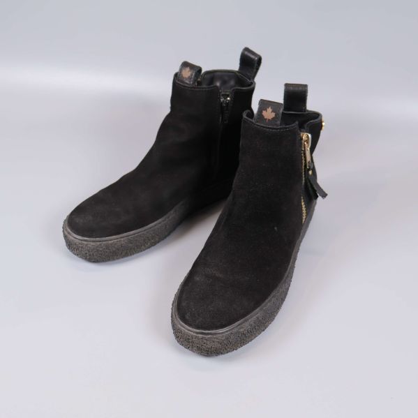 Boots i svart mocka med gummisula framifrån