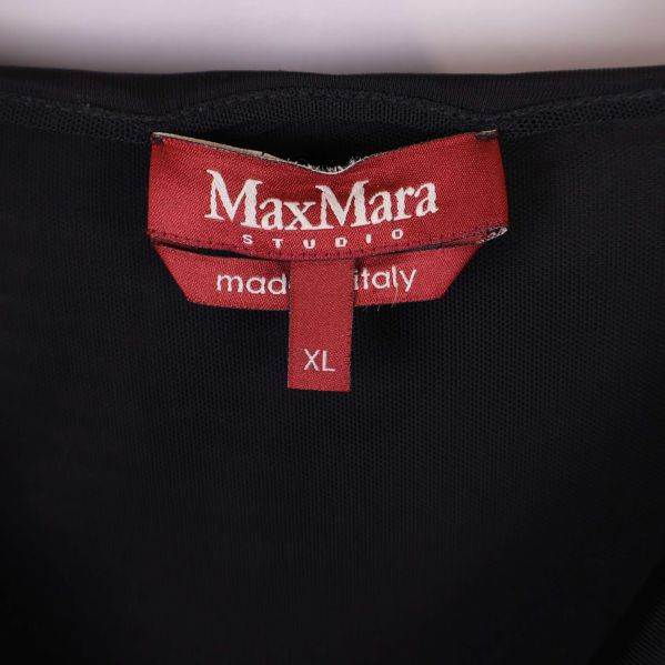 Max Mara Studio-varumärkesetikett i röd färg
