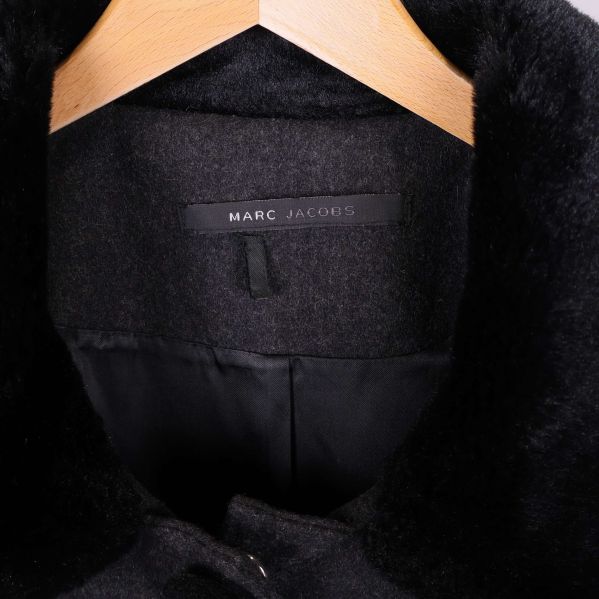 Närbild på etikett med Marc Jacobs