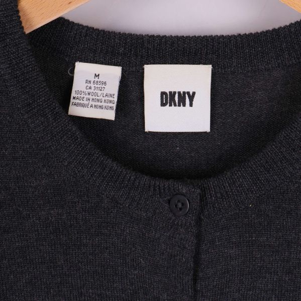 Närbild på DKNY-logotyp och storlekslapp i kragen